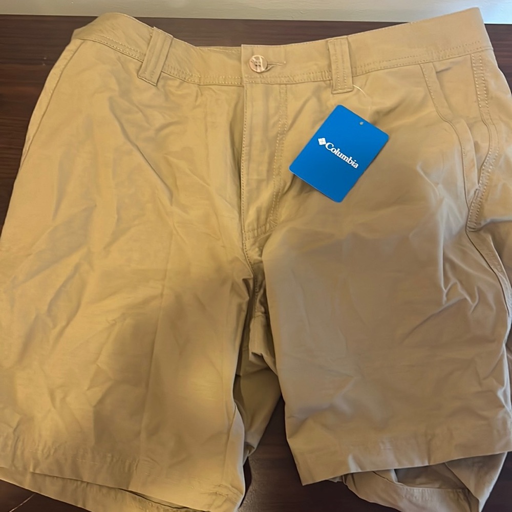 32 inch waist 8 inseam Columbia Mens shorts belt loops never worn beige